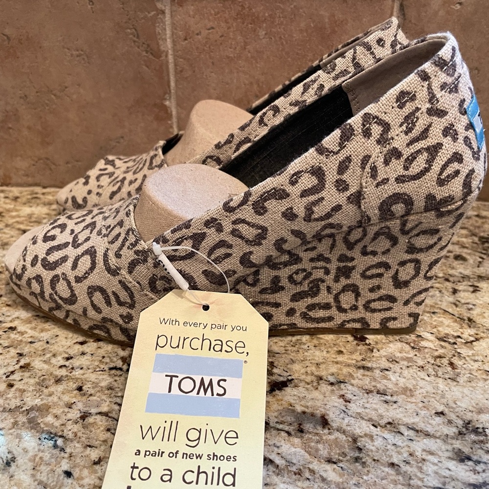 Toms women’s size 8 1/2 shoes. Snow leopard heels. Never worn. NWT with shoe bag